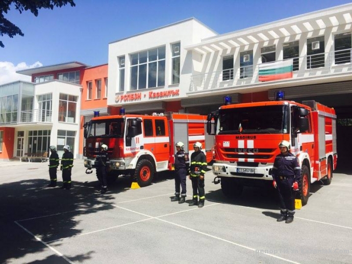 Пожарникарите почетоха Деня на Ботев