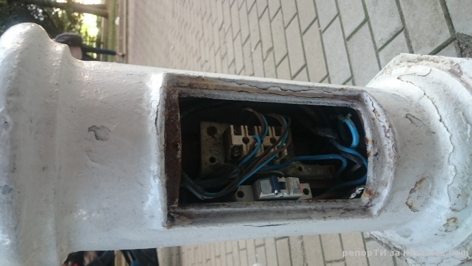 Необезопасен електрически стълб!