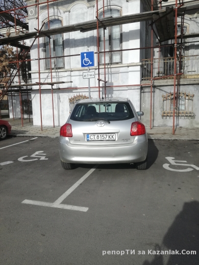 Не просто паркирал като идиот, но заел и две парко места.