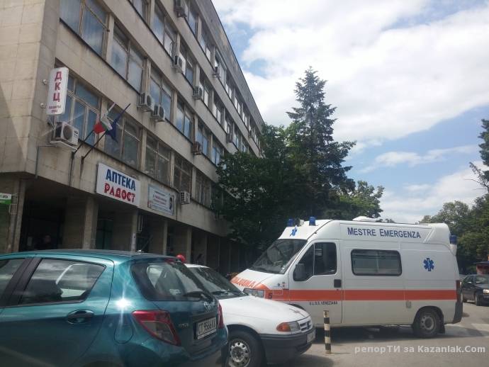 Поредният паркирал върху пешеходна пътека и тротоар едновременно