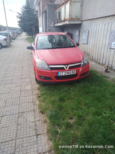 Паркиране в тревните площи пред блок 41, Ж.К. ИЗТОК 