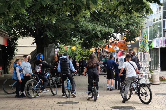 Наглостта на келешите-велосипедисти в центъра на Казанлък е обратно пропорционална на грижата на общината и полицията за спазване на реда