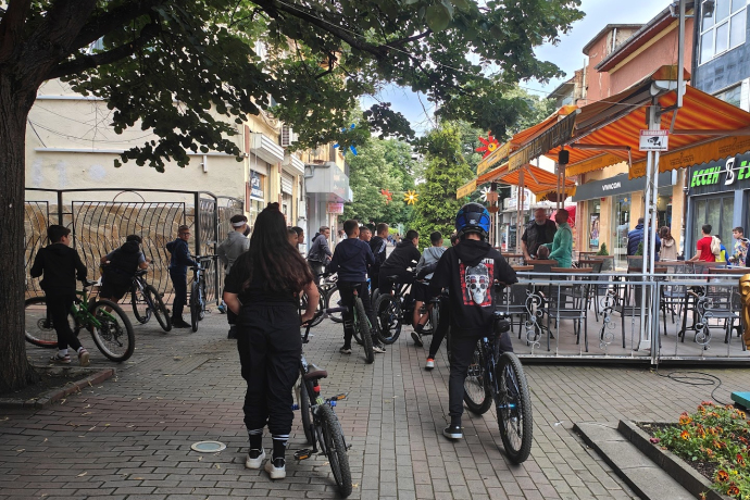 Наглостта на келешите-велосипедисти в центъра на Казанлък е обратно пропорционална на грижата на общината и полицията за спазване на реда
