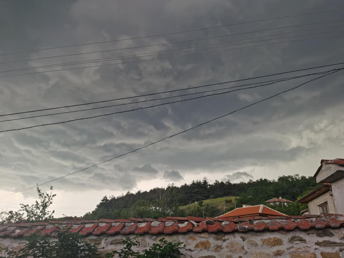 В село Горно Изворово малко след 19 часа днес. 🌧️❄️