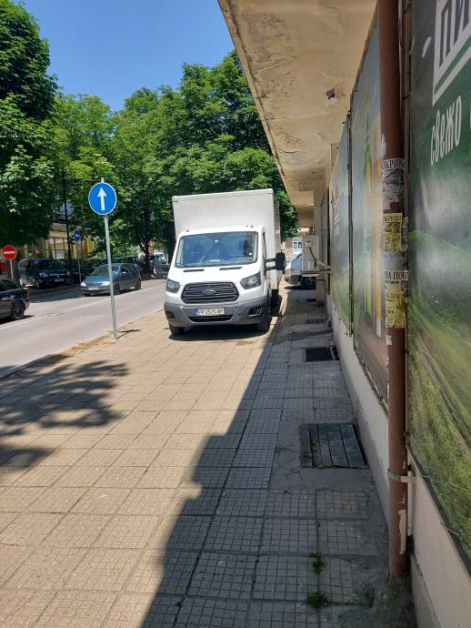 Има ли граници наглостта на водачите на автомобили, зареждащи магазинната мрежа?