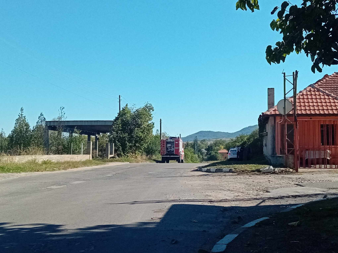 Огнеборци потушиха светкавично пожар край Хлебопекарната в село Розово