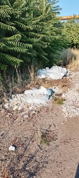 Някой направи сметище на товарна гара Казанлък 