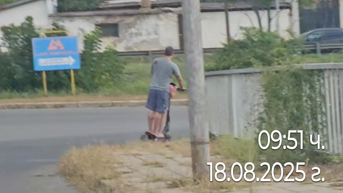 Възрастен вози дете на ел. тротинетка без да му пука от последствията