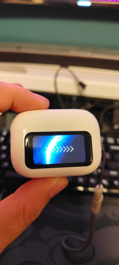 Намерена зарядна кутия за слушалки