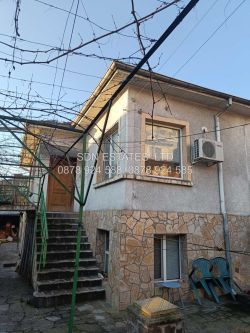 Продава прекрасна къща в района на магазин Си Би  Ес