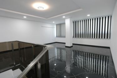 Продава самостоятелна сграда за търговска дейност в центъра на града