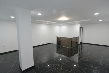 Продава самостоятелна сграда за търговска дейност в центъра на града