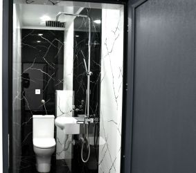 Продава самостоятелна сграда за търговска дейност в центъра на града