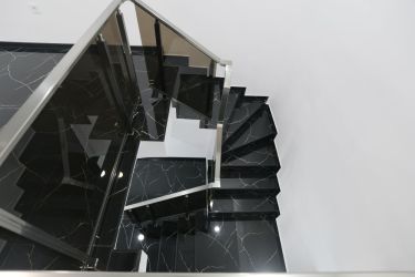 Продава самостоятелна сграда за търговска дейност в центъра на града