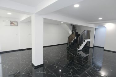 Продава самостоятелна сграда за търговска дейност в центъра на града