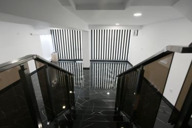 Продава самостоятелна сграда за търговска дейност в центъра на града