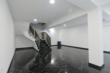 Продава самостоятелна сграда за търговска дейност в центъра на града