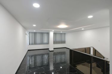 Продава самостоятелна сграда за търговска дейност в центъра на града