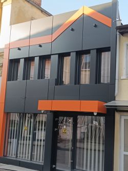 Продава самостоятелна сграда за търговска дейност в центъра на града