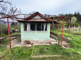 Къща / Вила във Вилна Зона на Казанлък ”Старите Лозя” с 600 кв Двор