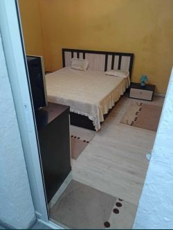 Продава напълно обзаведен двустаен апартамент в ж.к. Изток 29