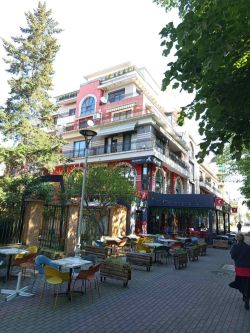 Продава се напълно обзаведен апартамент с една спалня в идеалния център на Казанлък – отлична инвестиция