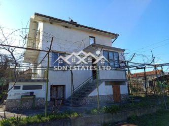 Продава монолитна къща в село Средногорово
