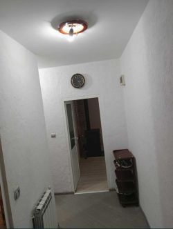 Продава напълно обзаведен двустаен апартамент в ж.к. Изток 29