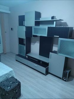 Продава напълно обзаведен двустаен апартамент в ж.к. Изток 29