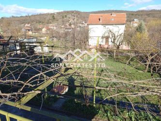 Продава монолитна къща в село Средногорово