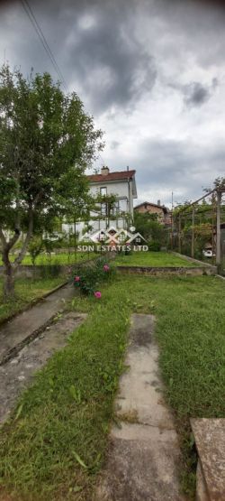 Продава монолитна къща в село Средногорово