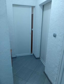 Продава напълно обзаведен двустаен апартамент в ж.к. Изток 29