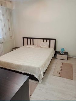 Продава напълно обзаведен двустаен апартамент в ж.к. Изток 29