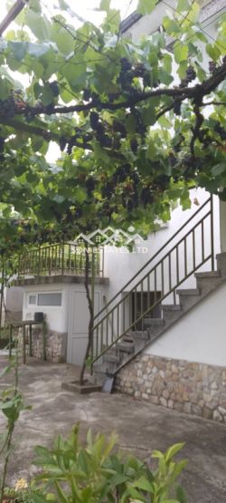 Продава монолитна къща в село Средногорово