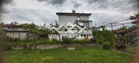 Продава монолитна къща в село Средногорово