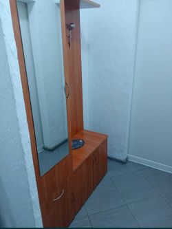 Продава напълно обзаведен двустаен апартамент в ж.к. Изток 29