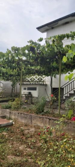 Продава монолитна къща в село Средногорово