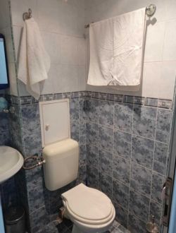 Продава напълно обзаведен двустаен апартамент в ж.к. Изток 29