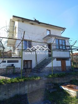 Продава монолитна къща в село Средногорово