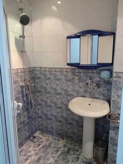 Продава напълно обзаведен двустаен апартамент в ж.к. Изток 29