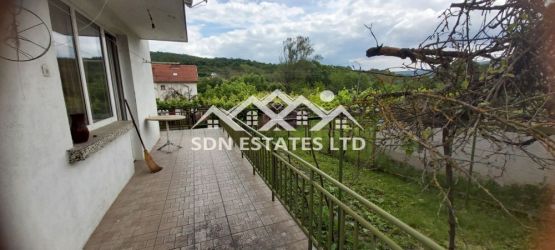 Продава монолитна къща в село Средногорово