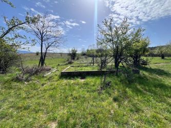 1.2 Дка Дворно Място в Казанлък / Енина с Основа за Къща и Гледка за Милиони