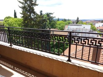 Продава се напълно обзаведен апартамент с една спалня в идеалния център на Казанлък – отлична инвестиция