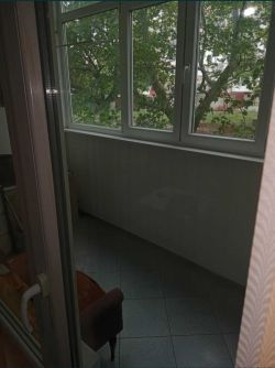 Продава напълно обзаведен двустаен апартамент в ж.к. Изток 29