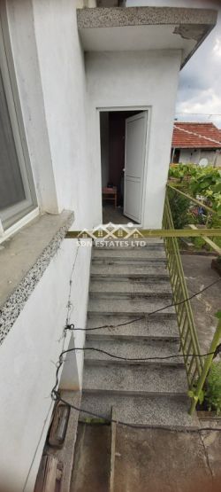 Продава монолитна къща в село Средногорово