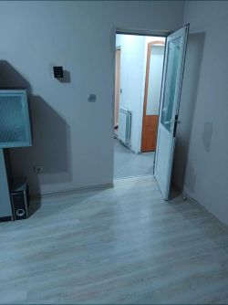 Продава напълно обзаведен двустаен апартамент в ж.к. Изток 29