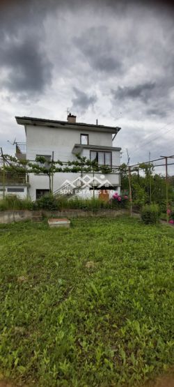 Продава монолитна къща в село Средногорово