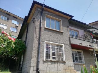 Mонолитна къща с потенциал в широкия център на гр. Казанлък.