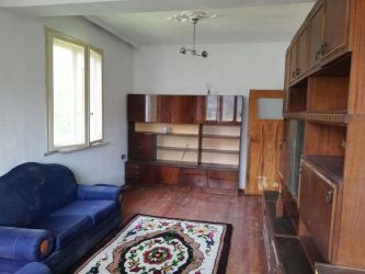 Mонолитна къща с потенциал в широкия център на гр. Казанлък.