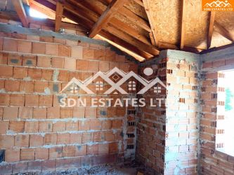 Продава сграда с търговско помощение в центъра на Дунавци